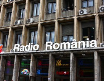 Pereljük a közrádiót a szerkesztők névsoráért