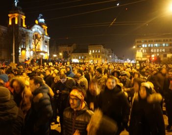 Az éj leple alatt módosított Btk. ellen tüntetnek Romániában