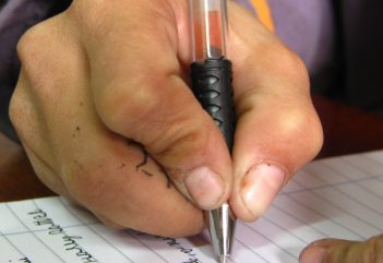 Válj szuperhőssé, vagy hagyd el a pályát ‒ üzeni a tanároknak az RMDSZ új „oktatási stratégiája”