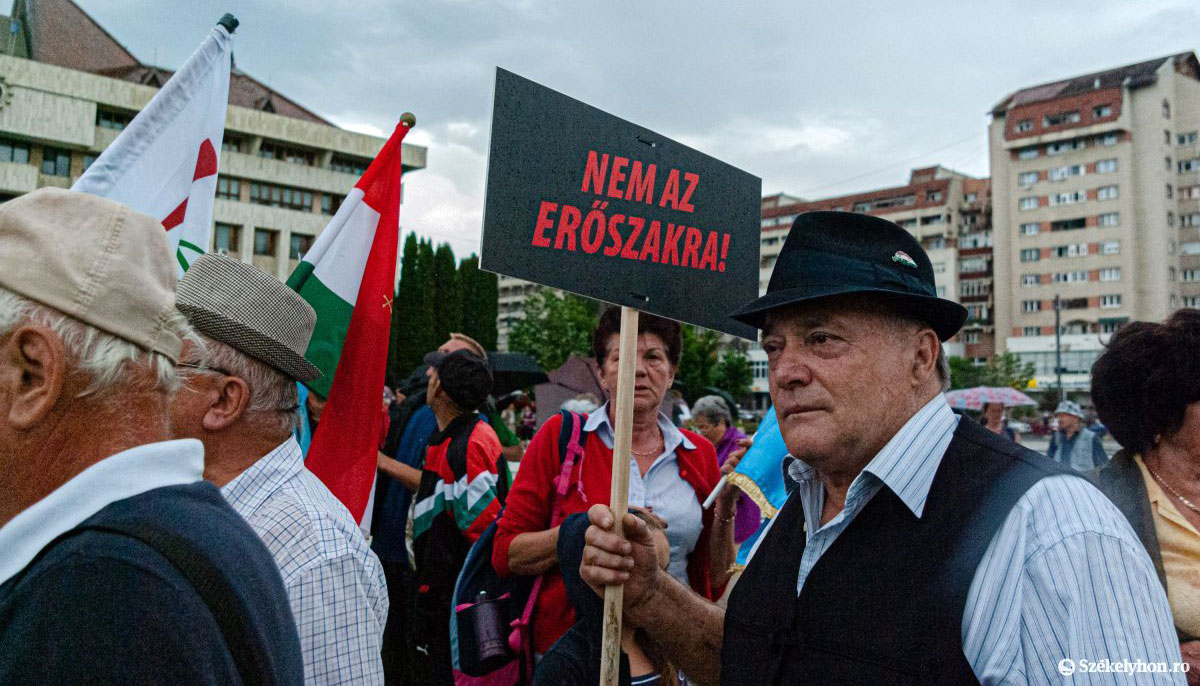 Tüntetés Csíkszeredában az úzvölgyi katonatemetőért