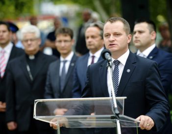 Magyarországi közpénzekből egészíti ki jövedelmét az MPP elnöke
