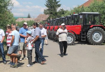 Használhatatlan traktorok: a Pro Economica Alapítvány átvert gazdáit megsegíti az RMDSZ