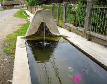 Bár nyaranta alig folyik, mégis ragaszkodnak az ingyen vízhez Várfalván