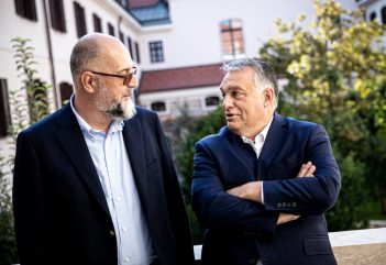 Orbán Viktorról csak jót, az ellenzékről szinte semmit, vagy Gyurcsányt