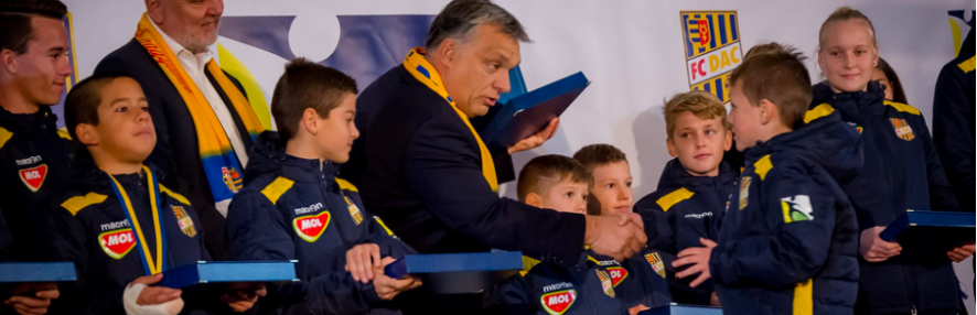 Orbán Viktor miniszterelnök Világi Oszkár társaságában megtekinti a DAC futballakadémiáját. Forrás: Facebook