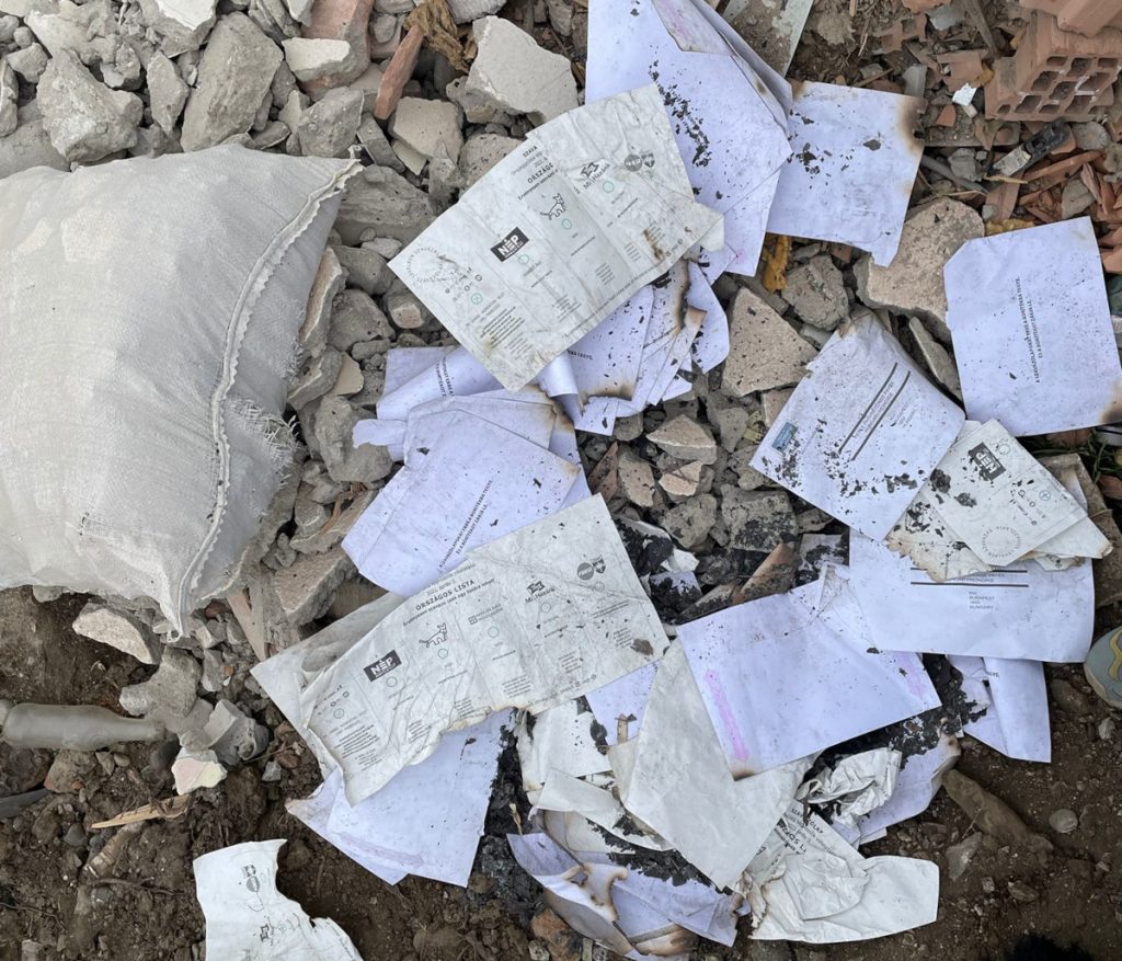 Építkezési törmelékek közé dobott, kitöltött szavazólapok a Maros megyei Jedd község mellett