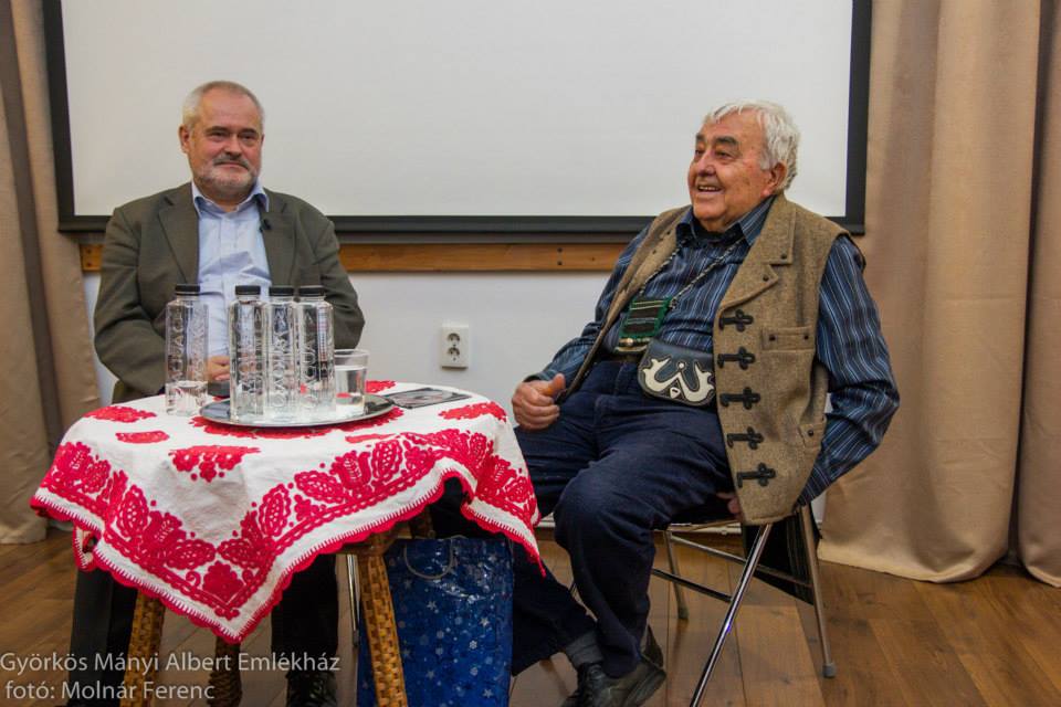 Kallós Zoltán (jobbra) és Szép Gyula azon a beszélgetésen ahol szó esett arról, hogyan zaklatta a néprajzkutatót a Securitate. Fotó: Molnár Ferenc/maszol.ro