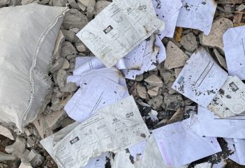 Választási visszaélések: kitöltött szavazólapok egy Jedd melletti szemétdombon