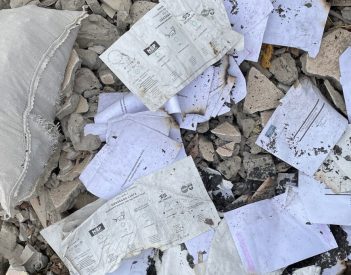 Választási visszaélések: kitöltött szavazólapok egy Jedd melletti szemétdombon