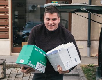 RMDSZ-től élelmiszerboltig: úgy gyűjtik a levélszavazatokat, mintha az életük múlna rajta