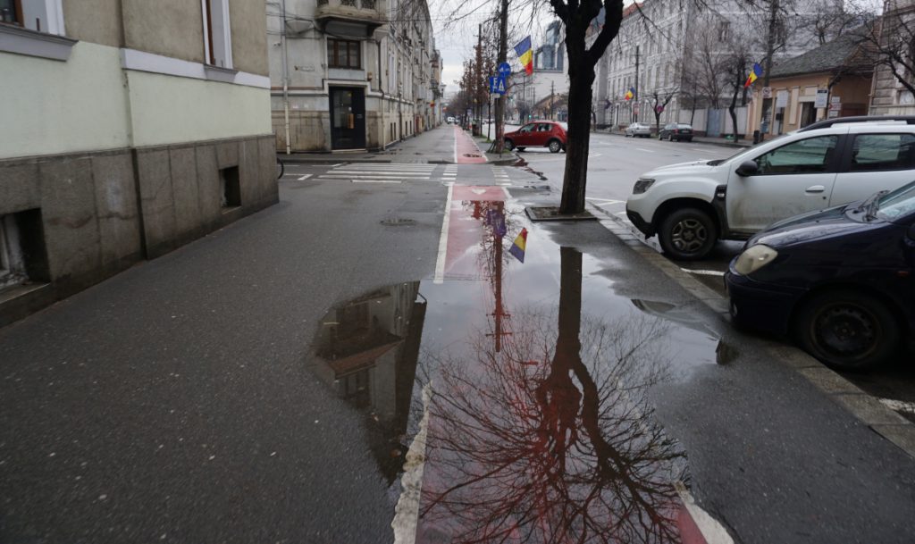 Alig hagyjuk el a városközpontot, a járda (és a járdán felfestett bicikliút) minősége látványosan romlik