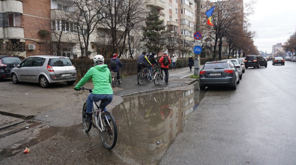 A Mărăști téren már határozottan óvatosan kell közlekedni biciklivel: ugyan van bicikliút, azonban bármikor utunkba berülhet egy járdaszegély vagy pocsolya 