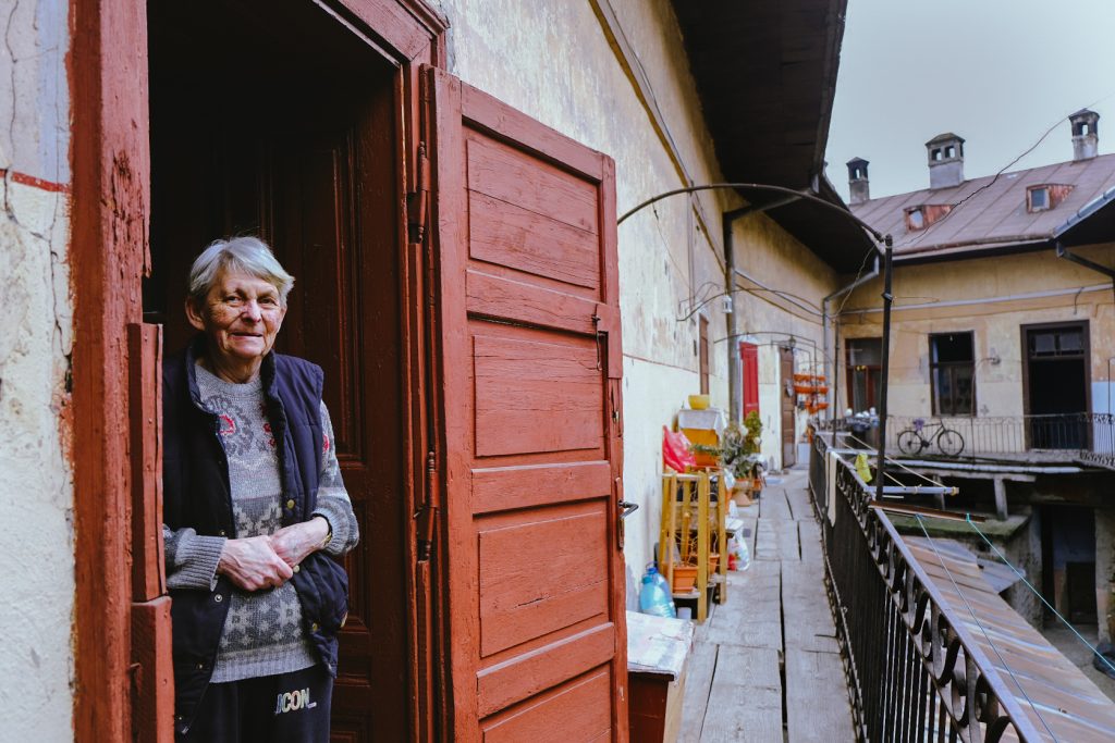 Rozália, máramarosszigeti kisnyugdíjas otthona ajtajában a fűtés szezonban