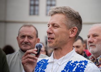 Magyar Péter, a Tisza Párt elnöke Nagyváradon tart sajtótájékoztatót 2025. május 24-én. Fotó: Tóth Helga