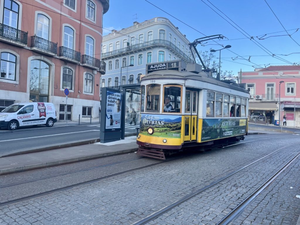 Sárga villamos Lisszabonban. A 18-as vonal.