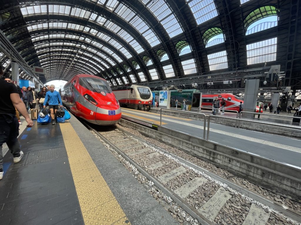 Frecciarossa szerelvény Milánó központi vasútállomásán.