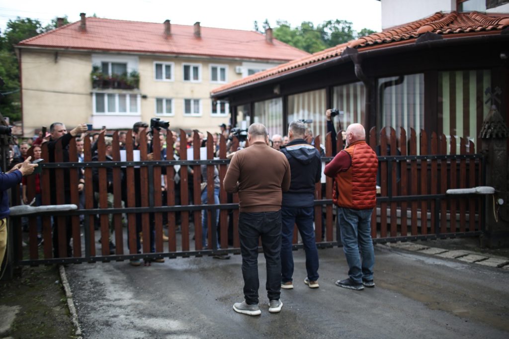 A parajdi sóbánya vezetősége tömeg előtt