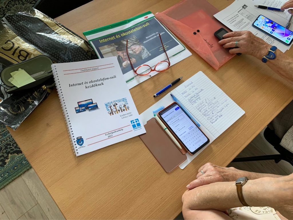 Az Okostelefon-suli kellékei: kurzus, szemüveg, írószer, telefon