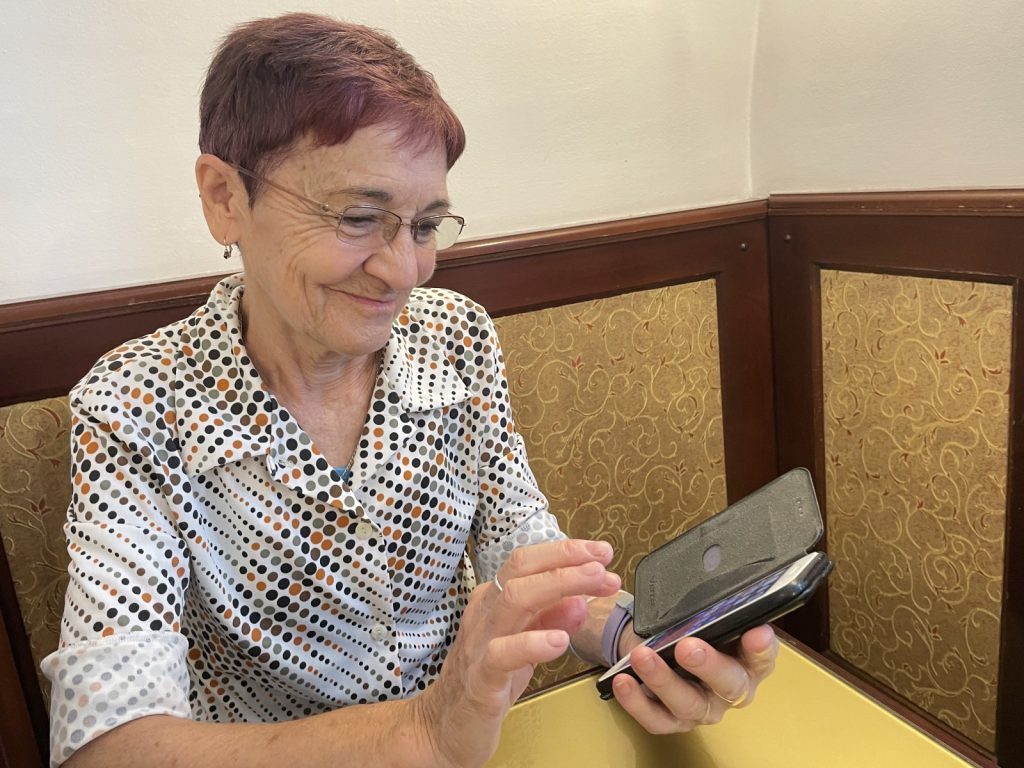 Simó Bertus megtanulta a telefon használatát