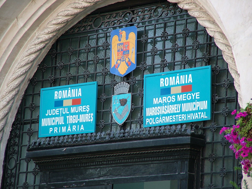 Két tábla a Marosvásárhelyi Polgármesteri Hivatalon, egyiken románul, másikon magyarul írja.