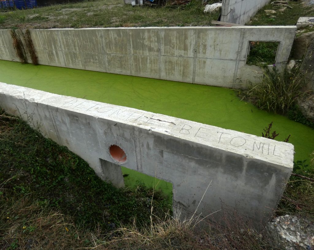 Kibetonozott patakmeder Széken. Nyomozás nem, csak árvízvédelmi ellenőrzés jött a betonozásra.