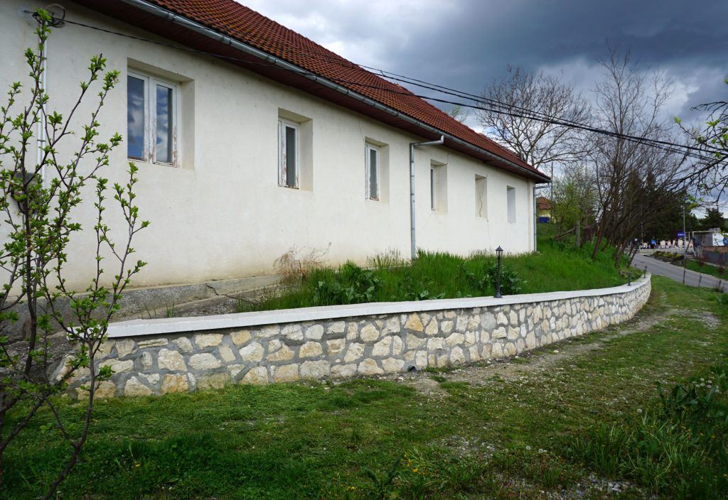 Kőfal és gyalogos sétány Széken