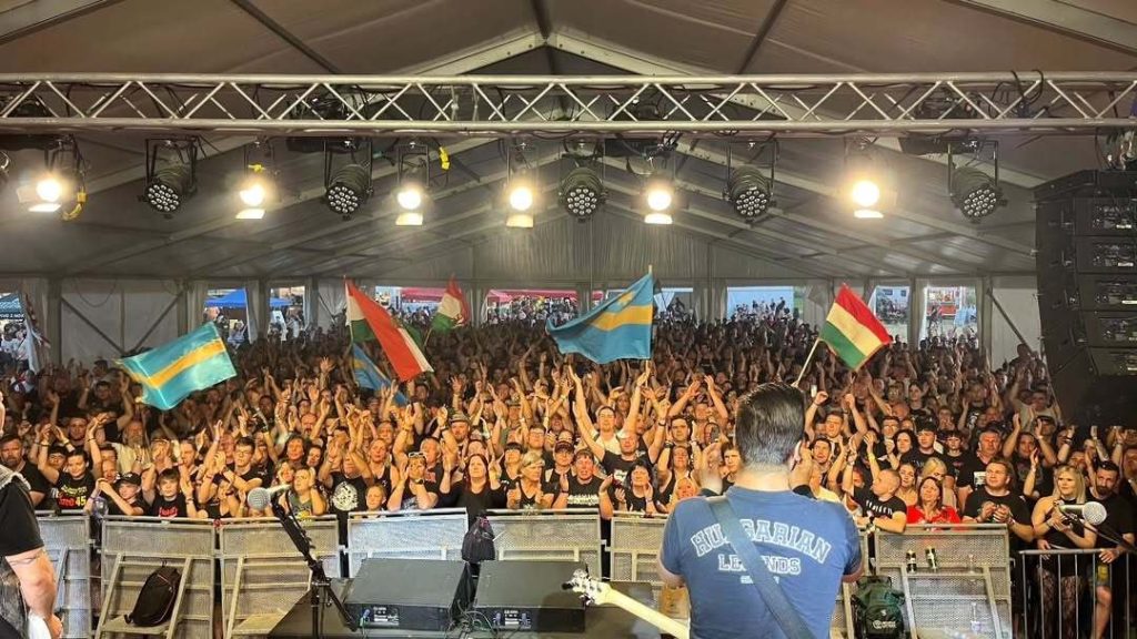 A szélsőjobboldali Kárpátia együttes koncertje Magyarországon