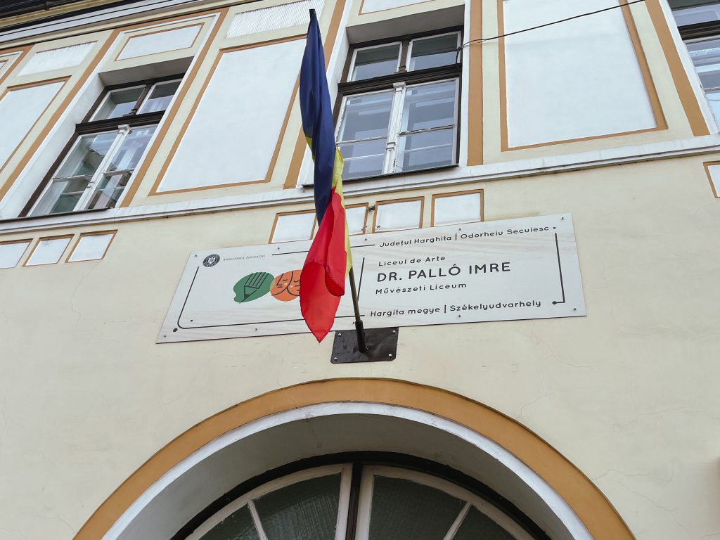 Palló Imre művészeti iskola, itt egy leomlott mennyezet okozott galibát pár éve.