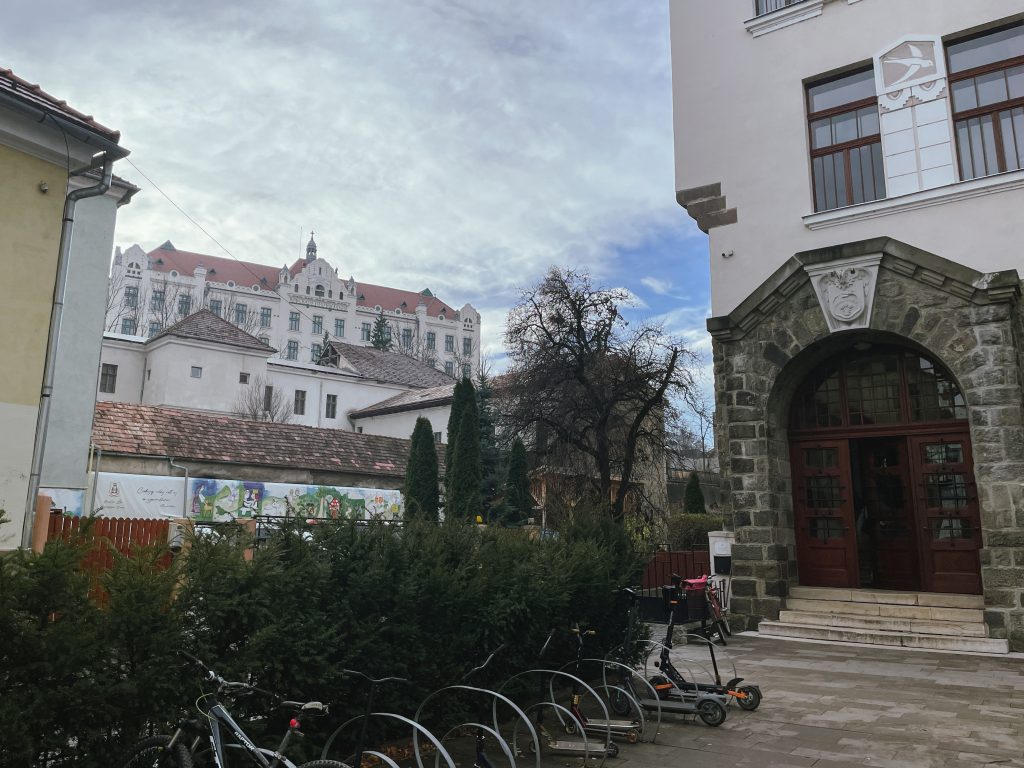 Iskolák Székelyudvarhelyen, közöttük a  bentlakás leomlott épülete.