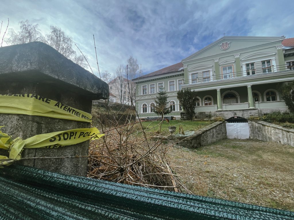 A leomlott bentlakásépület homlokzata.