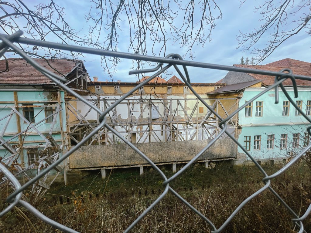 A bentlakás leomlott épületrésze