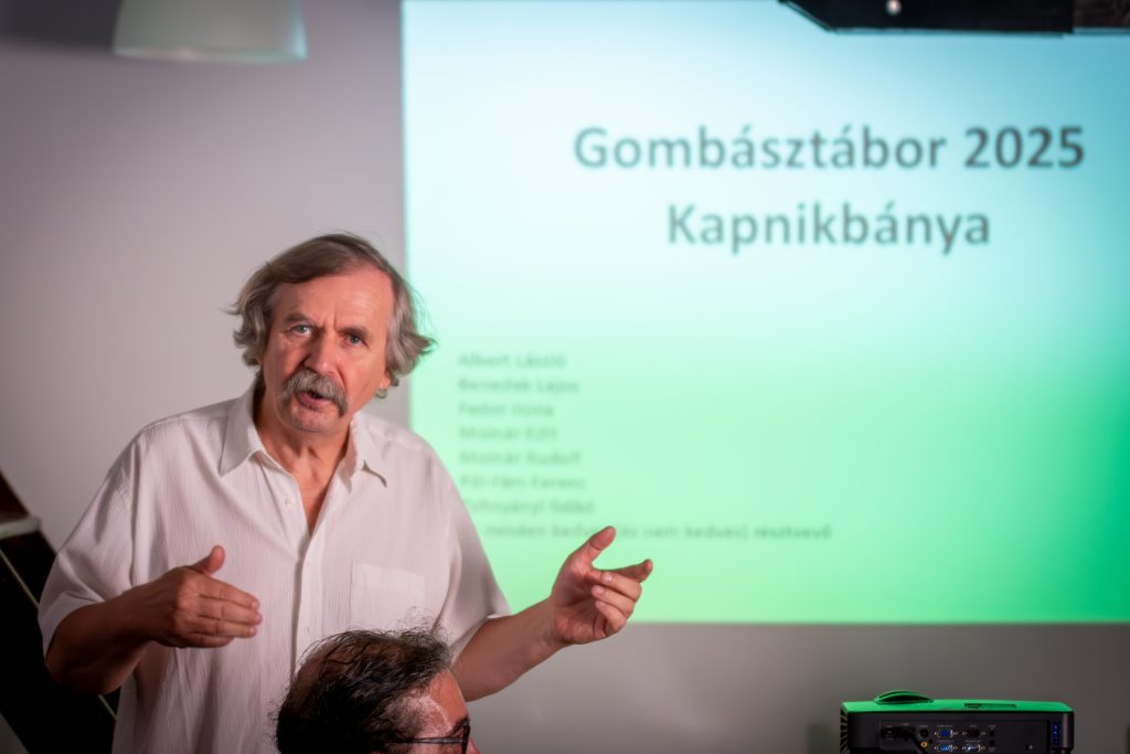 Zsigmond Győző a vadon termő gombákról ad elő